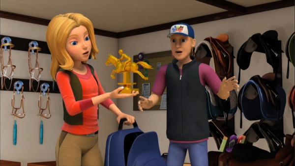 Bild 1 von 5: Wendy und Kai finden die als gestohlen geltende Statue in Christians Rucksack. Der wollte den Diebstahl Kai in die Schuhe schieben.