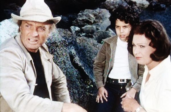 Bild 1 von 4: Mode für die ganze Familie. El Guancho (Rud Rittberg, l.), Maria (Kathrin Oginski, r.) und ihr kleiner Freund zeigen Heinz Ostergaards lockeren Freizeitlook der kommenden Saison ...