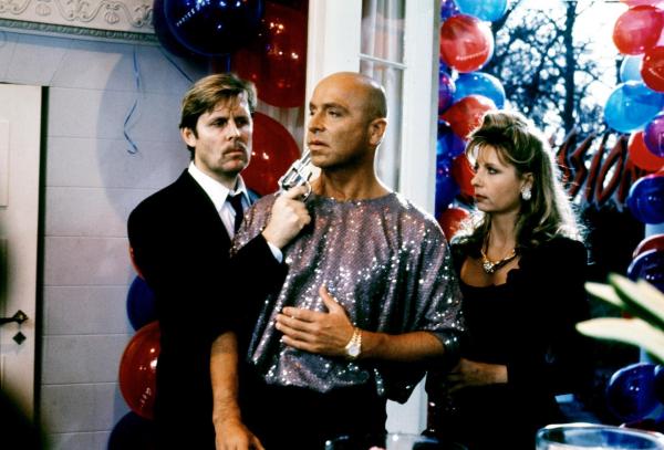 Bild 1 von 1: Im Bild: Für Jan (Sigmar Solbach) scheint es nur noch einen verzweifelten Ausweg zu geben, doch vorher will er abrechnen. Sein Irrweg führt ihn zu einer Modeparty im Hause Bernard. Achim Lauritzen (Wilfried Baasner) und Jans Verlobte, Barbara Strobel (Sabine Postel), die ihn aufhalten wollen, werden bedroht.