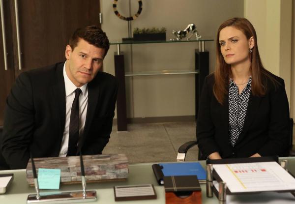 Bild 1 von 8: Seeley Booth (David Boreanaz, l.); Temperance Brennan (Emily Deschanel, r.)