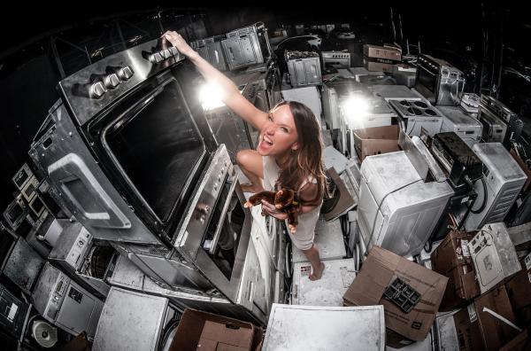 Bild 1 von 2: Trotz Corona kehrt Carolin Kebekus mit einer neuen WDR-Personality-Show, produziert von der bildundtonfabrik, auf den Bildschirm zurück. Deutschlands Comedy-Queen zeigt wieder Haltung und präsentiert ihren ganz eigenen Blick auf die Welt ? persönlicher, bissiger und aktueller denn je. Und natürlich geben sich in der Show auch prominente Gäste die gut desinfizierte Klinke in die Hand. Carolin Kebekus: ?Das wird die beste Show ever ? und zwar mit Abstand!?