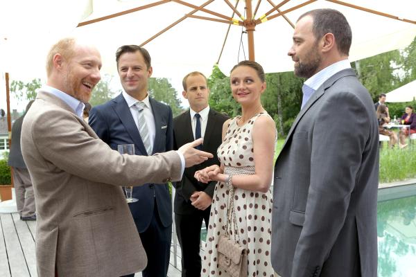 Bild 1 von 4: v.l.n.r. Josef Steinberg (Simon Schwarz), Joachim Schnitzler (Philipp Hochmair), Komparse, Maria Schneider (Gerti Drassl), Georg Schneider (Jürgen Maurer).