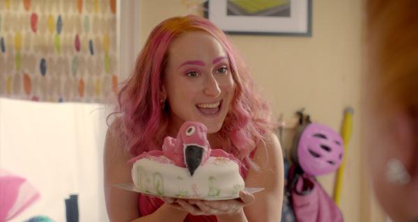 Bild 1 von 3: Toni (Leah Brotherhead) hat alles gegeben, um für ihre Tochter die beste Flamingo-Geburtstagsparty aller Zeiten zu veranstalten. Doch kurz bevor es losgehen soll, kommt alles anders.