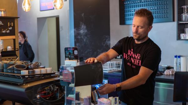 Bild 1 von 5: Sascha Nuhn ist Cafébesitzer, Visionär und Brückenbauer zwischen zwei Welten - der der Hörenden und der Gehörlosen.