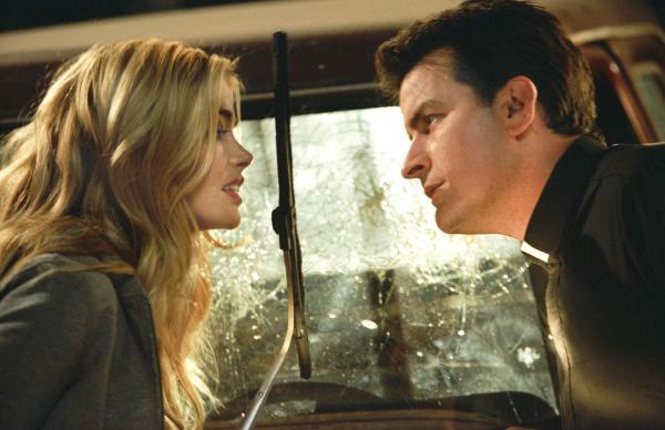 Bild 1 von 4: Annie Logan (Denise Richards, l.); Tom Logan (Charlie Sheen, r.)