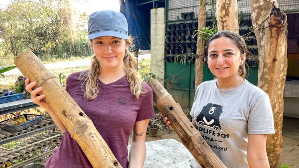 Bild 1 von 4: Nina und Sandhi basteln Beschäftigungsspielzeug für die Lippenbären, die in der Rettungsstation leben.