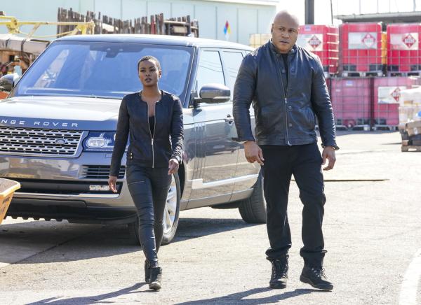 Bild 1 von 7: Special Agent Harley Hidoko (Andrea Bordeaux, l.) und Special Agent Sam Hanna (LL Cool J, r.) ermitteln gegen zwei Unbekannte, die einen tödlichen Bitcoin-Diebstahl begangen haben und mit der Beute entkommen konnten ...