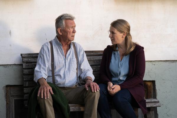 Bild 1 von 7: Emilie (Stefanie von Poser) hat schreckliche Nachrichten für Franz (Heinz Marecek).