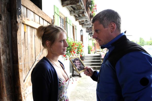 Bild 1 von 9: Andreas (Martin Gruber, r.) hält das Foto seines verunglückten Freundes Stefan in der Hand, das Emilie (Stefanie von Poser, l.) aus Verzweiflung wegwerfen wollte.