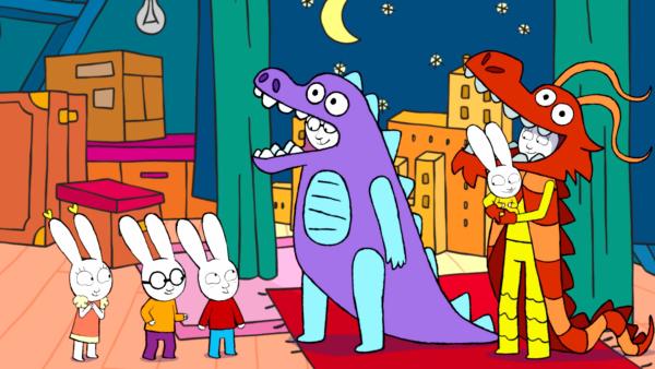 Bild 1 von 3: Mama (r.) und Papa (3.v.r.) spielen als Dino und Drache verkleidet die Geschichte aus dem Film \