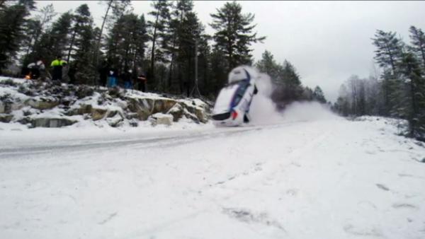 Bild 1 von 3: Wenn auf verschneiten Straßen die Fahrbahnmarkierungen verschwinden, kann man leicht vom Weg abkommen.