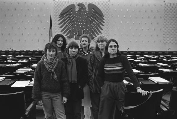 Bild 1 von 7: Die Fraktionssprecherinnen der Grünen im Bundestag 1984, von links nach rechts: Heidemarie Dann, Annemarie Borgmann, Antje Vollmer, Erika Hickel, Waltraud Schoppe und Christa Nickels.