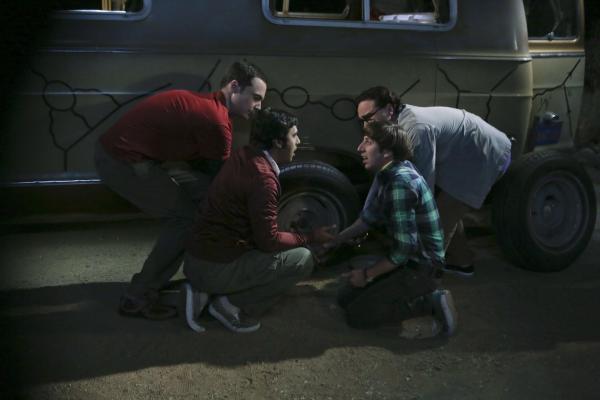 Bild 1 von 13: Eigentlich wollten sie Leonard (Johnny Galecki, l.) nach Mexiko entführen, doch ein geplatzter Reifen kommt Sheldon (Jim Parson, l.), Raj (Kunal Nayyar, 2.v.l.) und Howard (Simon Helberg, 2.v.r.) in die Quere ...
