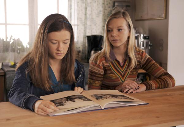 Bild 1 von 19: Holly (Valerie Rall, rechts) und Lisa (Julia Sophie Schabus) verstehen sich langsam besser.