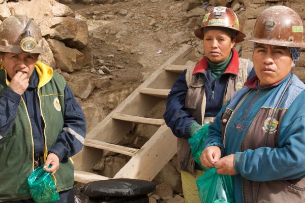 Bild 1 von 6: Minenarbeiterinnen in einem Bergwerk in Oruro, Bolivien. Kokablätter helfen gegen die Erschöpfung.