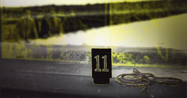 Bild 1 von 4: Das Bild in grau und gelb gehalten stellt eine Tatortuntersuchung dar. Im Vordergrund sieht man die Fundstücksnummer 11 und einen Strick. Im Hintergrund eine gelb eingefärbte Landschaft.