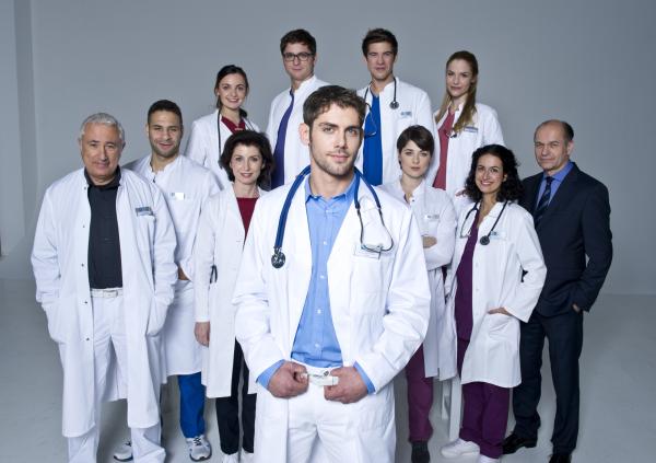 Bild 1 von 11: (hinten v.l.n.r.) Dr. Harald Loosen (Robert Giggenbach); Dr. Matteo Moreau (Mike Adler); Annika Rösler (Paula Schramm); Prof. Dr. Karin Patzelt (Marijam Agischewa); Dr. Elias Bähr (Steffan Ruppe); Dr. Ben Ahlbeck (Phillip Danne); Dr. Theresa Koshka (Katharina Nesytowa); Dr. Julia Berger (Mirka Pigulla); Dr. Leyla Sherbaz (Sanam Afrashteh); Wofgang Berger (Horst-Günther Marx); (vorne) Dr. Niklas Ahrend (Roy Peter Link)