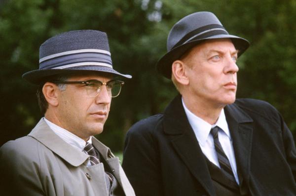 Bild 1 von 8: Jim Garrison (Kevin Costner, l.); X (Donald Sutherland, r.)