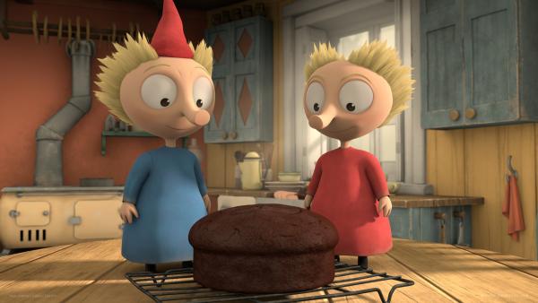 Bild 1 von 2: Die kleinen Besucher Tofslan (l.) und Vifslan (r.) nehmen sich den Schokoladenkuchen vor.© ZDF/Moomin Characters/Gutsy Animations 2019 - Honorarfreie Verwendung gemäß AGB im redaktionellen Zusammenhang mit genannter Sendung bei Nennung \