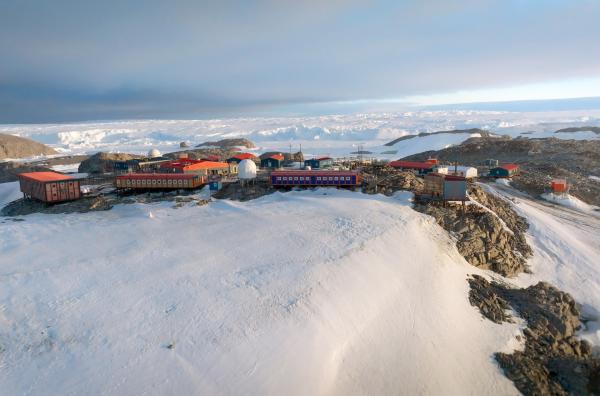 Bild 1 von 3: Blick auf die Forschungsstation in Adélieland, wo Wissenschaftlerinnen und Wissenschaftler aus der ganzen Welt zusammenkommen