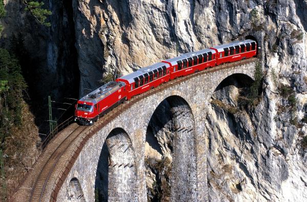 Bild 1 von 3: Bernina Express fährt über das Landwasserviadukt.