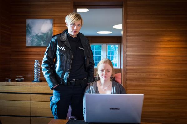 Bild 1 von 10: Melanie (Sanna Englund, l.) zeigt Jennifer (Lilli Fichtner, r.) das Video von Dr. Becker und hofft, sie damit überzeugen zu können, dass Dr. Becker ein Betrüger ist.