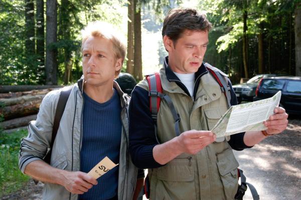 Bild 1 von 22: Im Bild: Links entlang oder rechts, das ist hier die Frage und Christian Lind (Tom Mikulla, r.) und sein Kollege Michi Mohr (Max Müller) sind sich bereits hierin uneins.