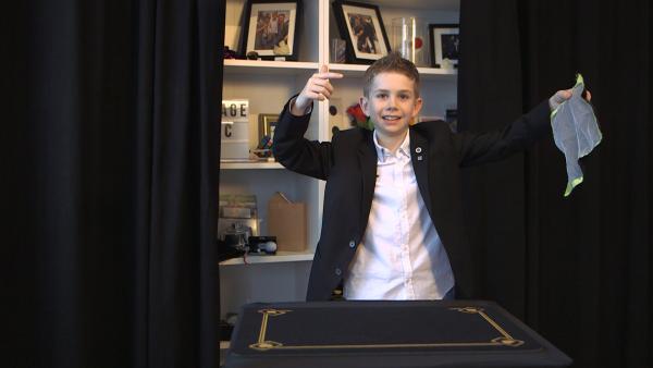 Bild 1 von 91: Magic Maxl ist mit elf Jahren der jüngste Zauberer Deutschlands. Zuhause trainiert er für seine Shows.