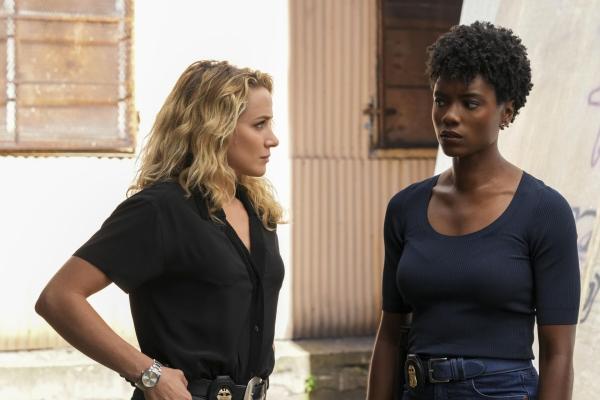 Bild 1 von 7: Special Agent Nina Chase (Shantel VanSanten, l.); Special Agent Tiffany Wallace (Katherine Renee Kane, r.)