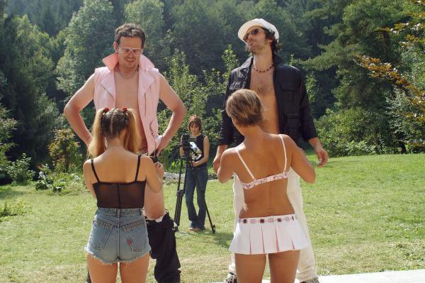 Bild 1 von 6: Im Bild (v.li.): Raimund Wallisch, Pia Hierzegger, Michael Ostrowski, vorne kniend: Iva Lukic, Sophia Laggner.