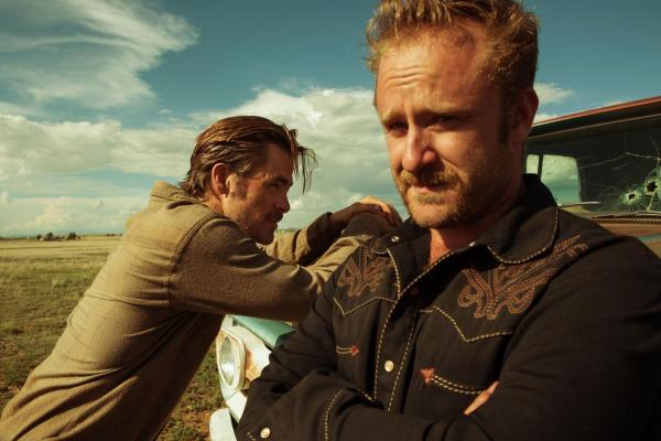 Bild 1 von 9: Toby Howard (Chris Pine, l.); Tanner Howard (Ben Foster, r.)