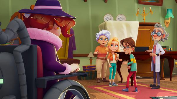 Bild 1 von 2: Oma Clara, Sophie, Leo und Enzo Carrera stehen Dr. Speck gegenüber. Sie hat eine letzte Rechnung mit ihnen offen.