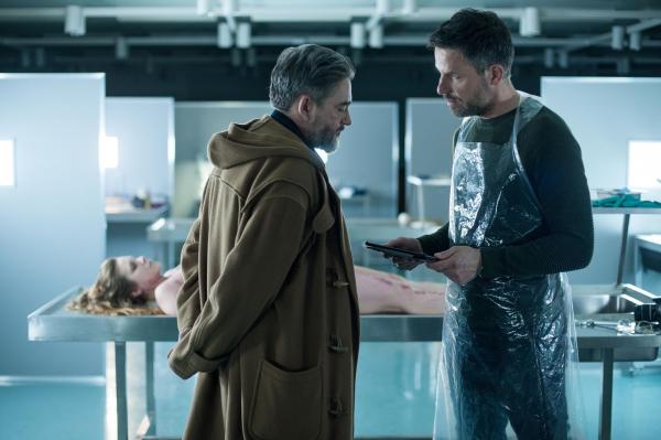 Bild 1 von 8: Markwitz (Alexander Hörbe, l.); Dr. Fred Abel (Tim Bergmann, r.)