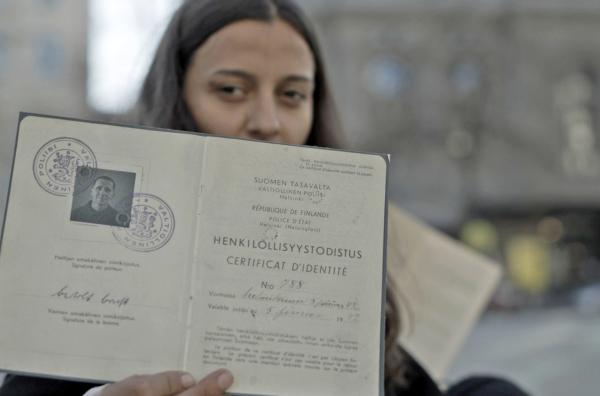 Bild 1 von 3: Wie einst Berthold Brecht warten auch heute noch Millionen von Geflüchteten jahrelang auf die nötigen Papiere, um im anderen Land eine Aufenthaltserlaubnis zu erhalten.