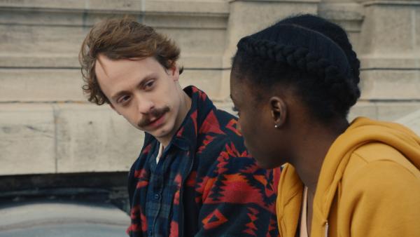 Bild 1 von 4: Flora (Suzy Bemba) steht unter enormen Stress. Alles Training scheint sie ihrem Ziel nicht näher zu bringen. Charlie (Samy Caffonnette) bietet ihr einen riskanten Ausweg an.