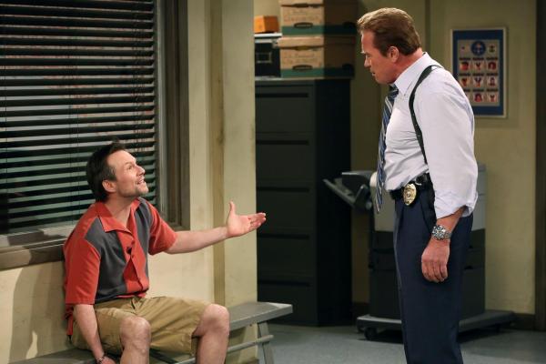 Bild 1 von 19: Lieutenant Wagner (Arnold Schwarzenegger, r.) glaubt, Charlie gefasst zu haben und gibt Walden und Alan Bescheid, die um ihr Leben fürchten. Doch leider hat Lieutenant Wagner den Falschen geschnappt - nämlich Christian Slater (Christian Slater, l.) ...