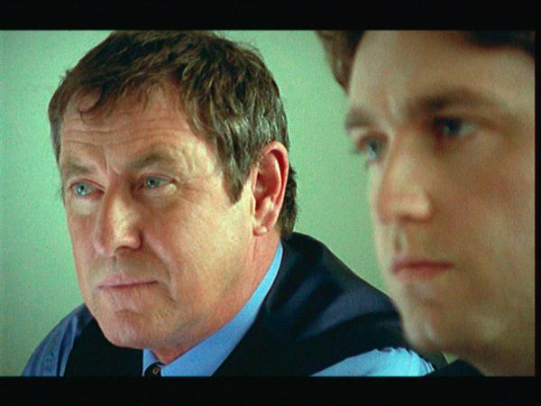 Bild 1 von 4: Das Verhör des Hauptverdächtigen John Merrill fördert für Inspector Barnaby (John Nettles, l.) und Sergeant Troy (Daniel Casey, r.) einen entscheidenden Hinweis zutage.