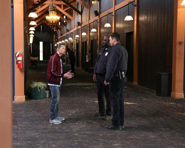 Bild 1 von 3: Nolan (Nathan Fillion, r.) und Sergeant Grey (Richard T. Jones, M.) finden den Flüchtigen Daniel Tran (Paul Yen, l.) auf einem Reiterhof. Doch sie sind nicht die Einzigen, die nach Tran suchen. Kurz darauf bekommen die Beamten Gesellschaft.