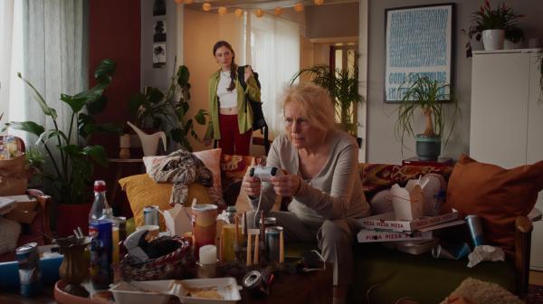 Bild 1 von 1: Nach einigen Tagen: Die Enkelin (Johanna Reinders, l.) entdeckt ihre Oma (Maren Kroymann, r.) beim Zocken.