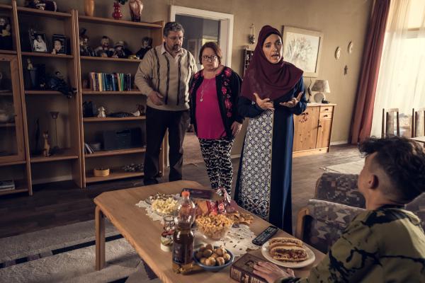 Bild 1 von 3: Frau Bulut (Tina Ruland, 2.v.r.) ist empört, weil Madita  (Martina Eitner-Acheampong, 2.v.l..) Deniz (Levin Alin, r.) von ihrer Religion überzeugen will.