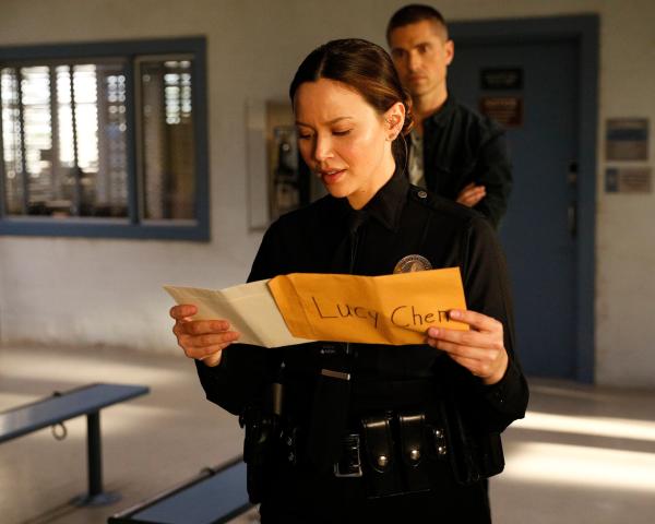 Bild 1 von 3: Lucy Chen (Melissa O'Neil) erhält die Bewertung zu ihrer Arbeit von ihrem Trainer.