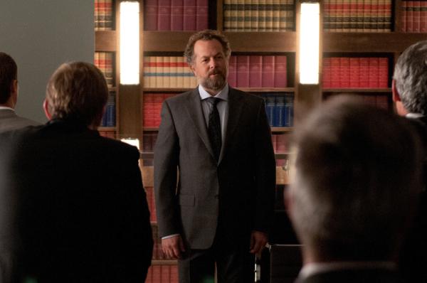Bild 1 von 4: Daniel Hardman (David Costabile) kehrt zurück - angeblich geläutert. Doch nicht alle in der Kanzlei trauen seinen Absichten.