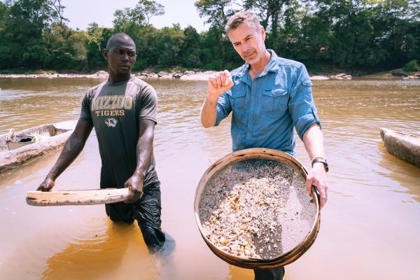 Bild 1 von 10: Ein Stück Kohlenstoff, das viel Geld bedeuten kann: Dirk Steffens bei den Diamantenwäschern in einer Mine in Sierra Leone.
