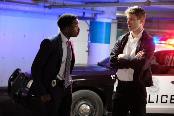 Bild 1 von 8: Detective Fiore (Marc Senior, l.); Brett Cundall (Sebastian Pigott, r.)