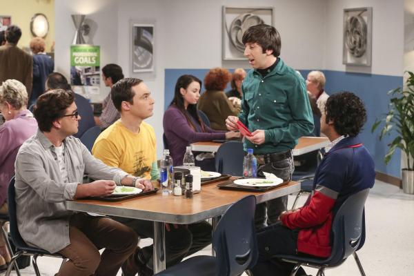 Bild 1 von 19: Als Howard (Simon Helberg, 2.v.r.) Leonard (Johnny Galecki, l.) und Sheldon (Jim Parsons, 2.v.l.) zu Halleys Geburtstagsparty einlädt und Raj (Kunal Nayyar, r.) nicht, droht der Streit zwischen den beiden zu eskalieren ...