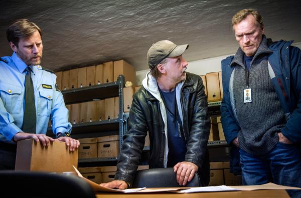 Bild 1 von 1: Rekonstruktion einer mörderischen Biographie: Wisting (Sven Nordin, re.), Hammer (Mads Ousdal, Mitte) und Gefängniswärter Molander (Anderz Eide, li.).