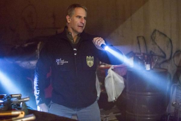 Bild 1 von 23: Während einer Kostümparty wurde in einem Stripclub in New Orleans ein Petty Officer erschossen. Pride (Scott Bakula) und sein Team übernehmen die Ermittlungen ...