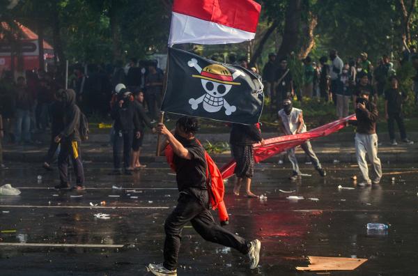 Bild 1 von 1: Indonesien: Die Generation Z nutzt die Piratenflagge aus dem Anime ?One Piece? als Symbol des Protests.