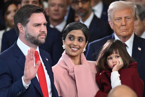 Bild 1 von 2: JD Vance' (l.) politischer Höhepunkt: Die Vereidigung zum 50. US-Vizepräsidenten. Starke Frauen wie seine Ehefrau Usha (2.v.l.) haben den Mann aus den Appalachen geprägt. Die Doku erzählt, wie sich der Sohn einer drogenabhängigen Frau aus prekären Verhältnissen löste und zum Politprofi avancierte.