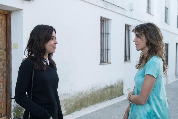 Bild 1 von 6: Alejandra (Verónica Sánchez, l.); Verónica (Irene Arcos, r.)